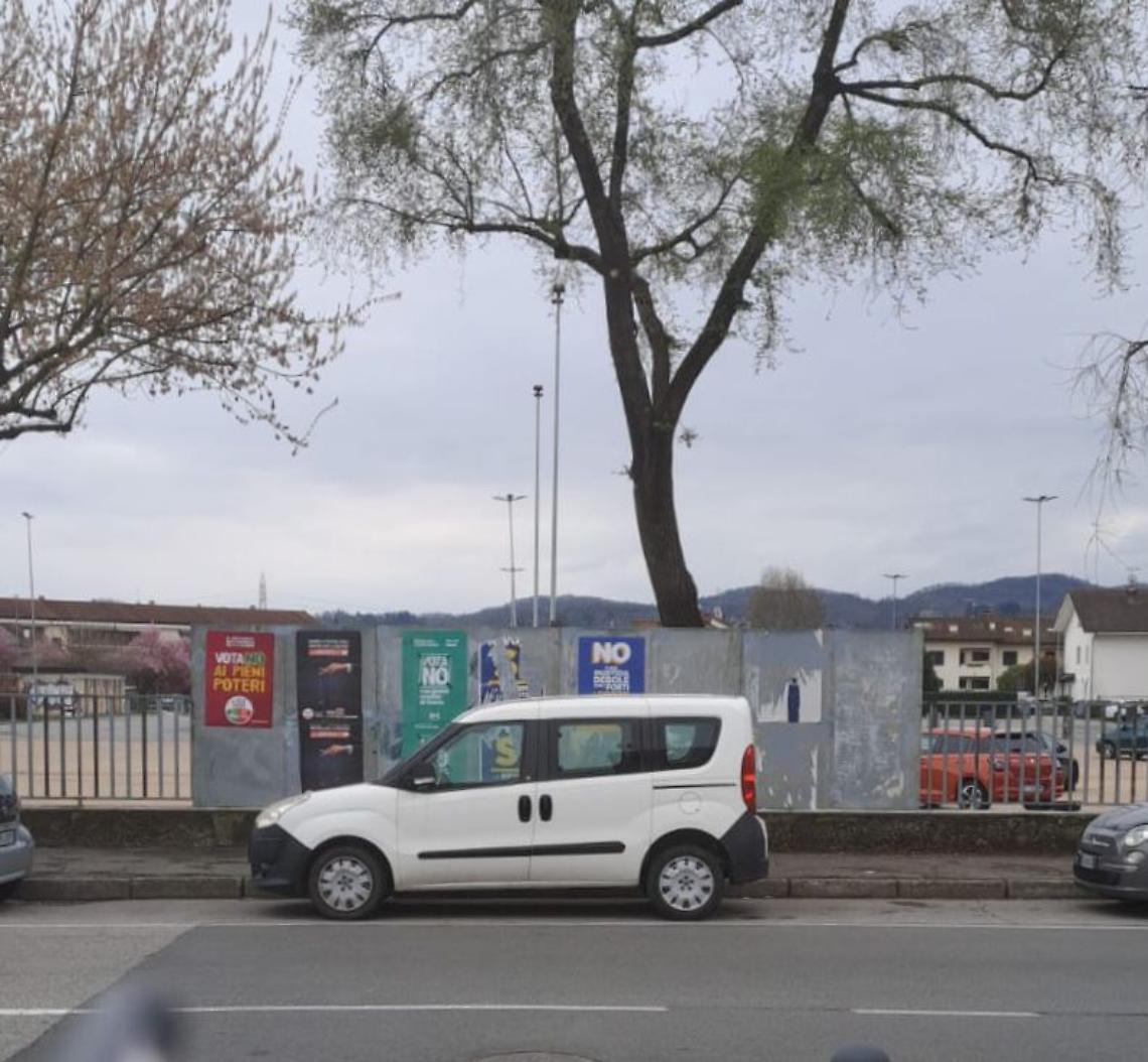La democrazia appesa alla colla. A Settimo Torinese spariscono solo i manifesti del &ldquo;S&igrave;&rdquo;