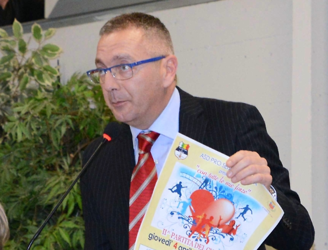 Stalli rosa che diventano gialli: sono i nuovi parcheggi riservati