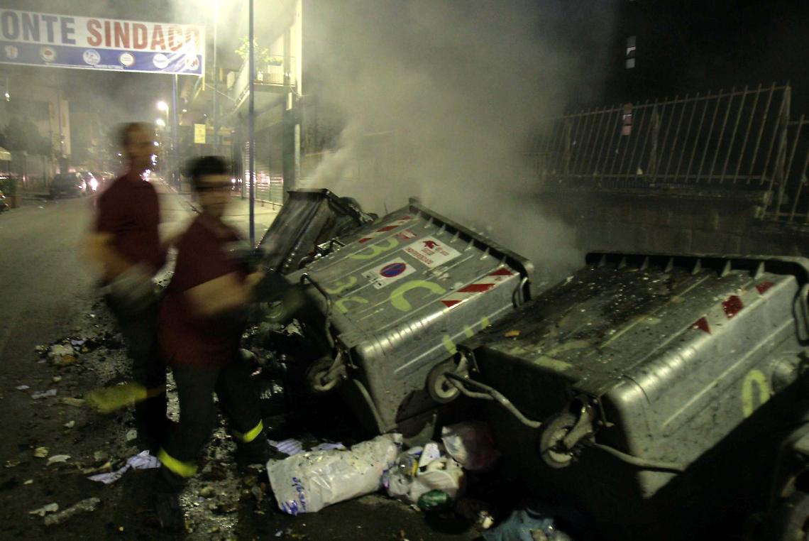 Notte di fuoco: cinque cassonetti distrutti, danneggiate due auto