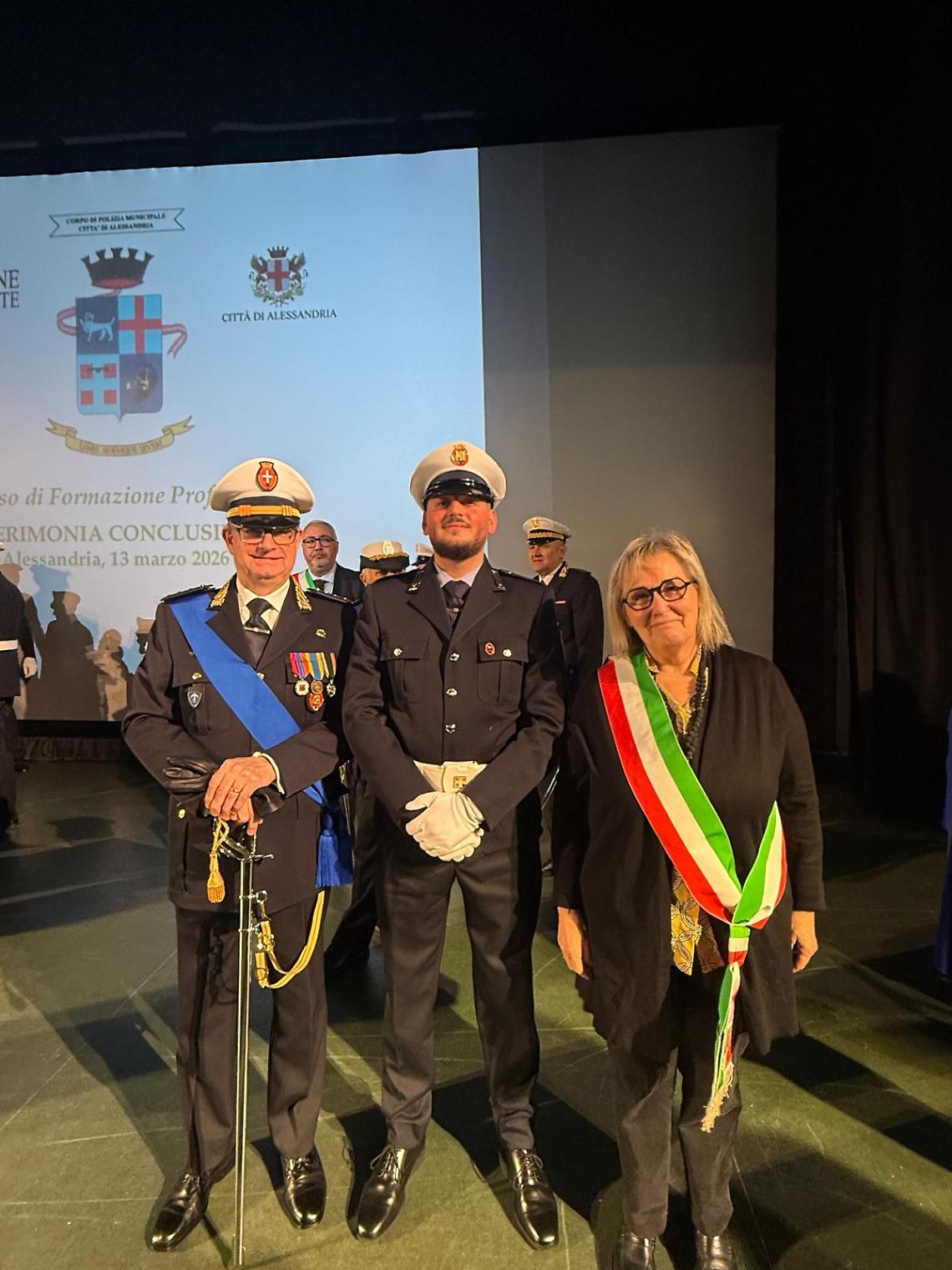 Giuseppe Scardino, al centro, con il comandante Marco Ortalda e la vice sindaco Claudia Audi