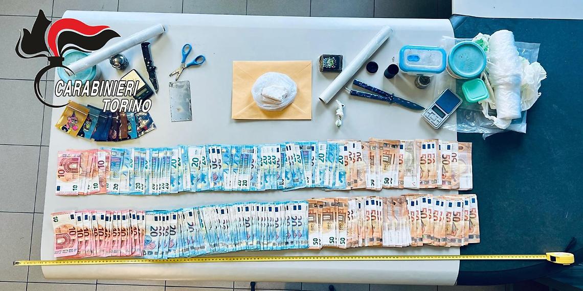 Il fiuto del cane smaschera lo spaccio: droga e migliaia di euro in casa, scattano tre arresti in Val di Susa
