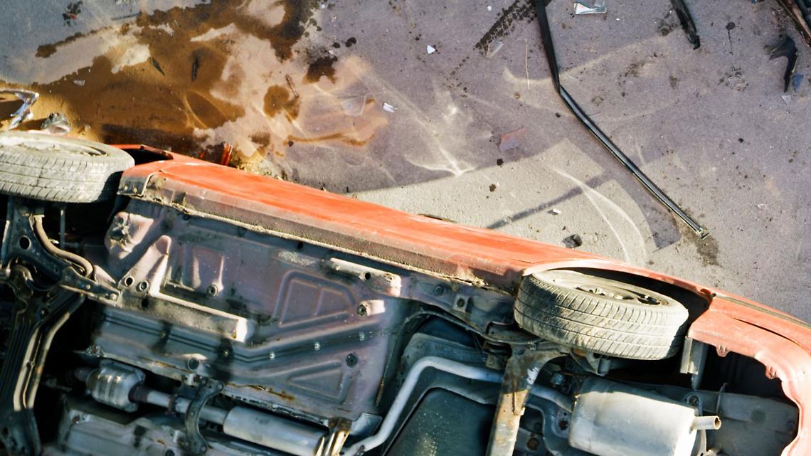 Auto si ribalta nel fosso tra Front e Busano