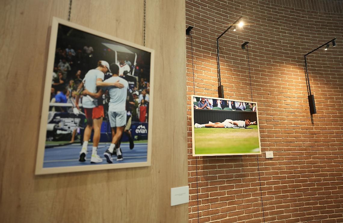 Il tennis entra in ospedale: inaugurata a Candiolo la mostra &ldquo;Flying Racquets &ndash; Oltre la rete&rdquo;