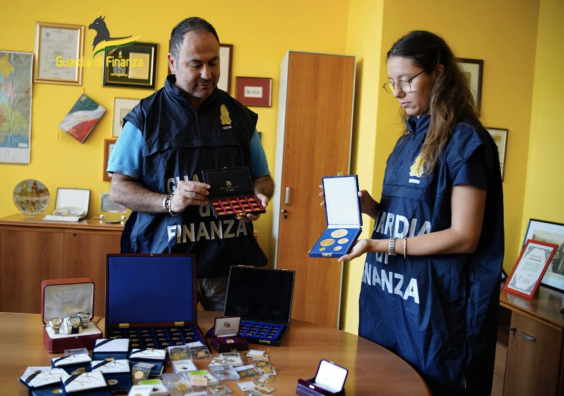 Alcuni dei beni sequestrati alla broker dalla Guardia di Finanza