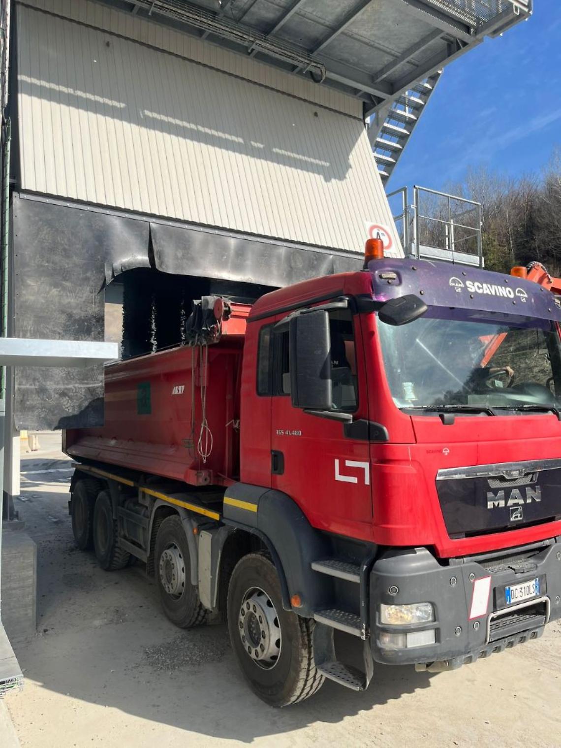 Assalto nella notte: rubano un camion dalla cava e lo usano come ariete per svaligiare un negozio di bici