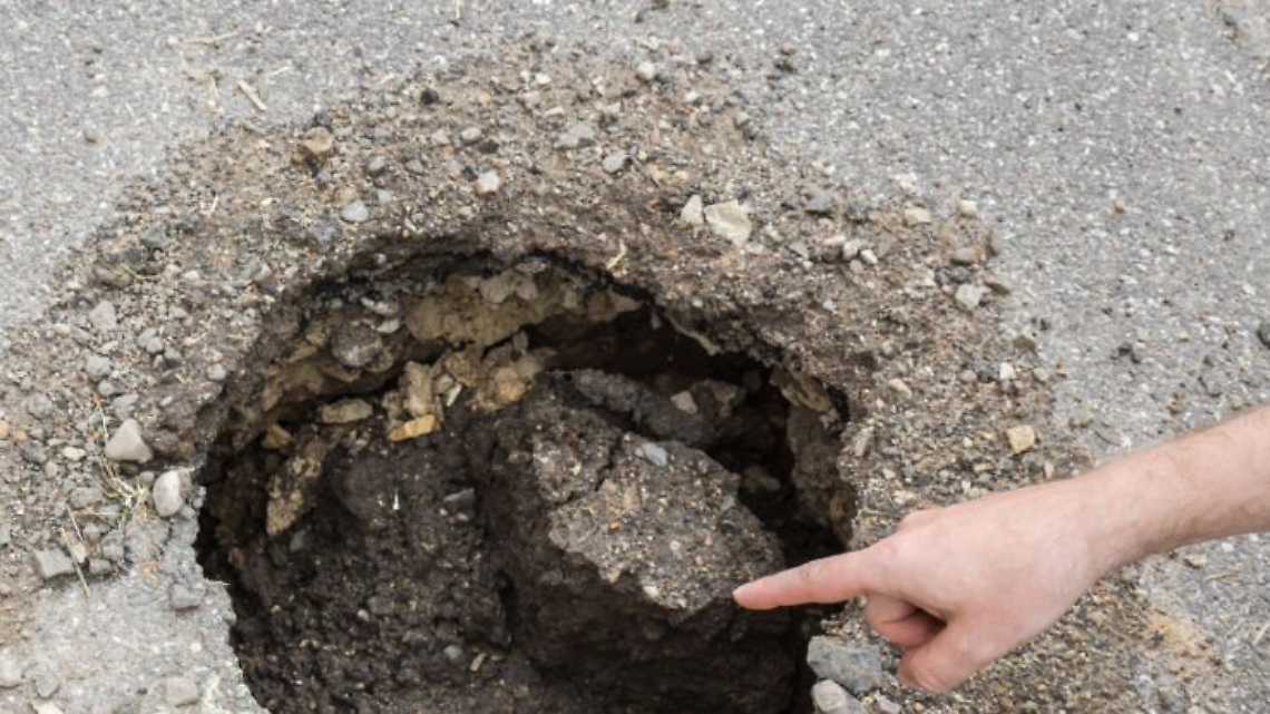 Buche e rattoppi: a Leini il maltempo riaccende il caso strade