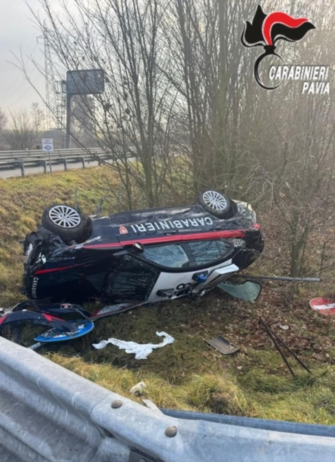Lanciarono un piccone contro l'auto dei carabinieri, ora finiscono in carcere