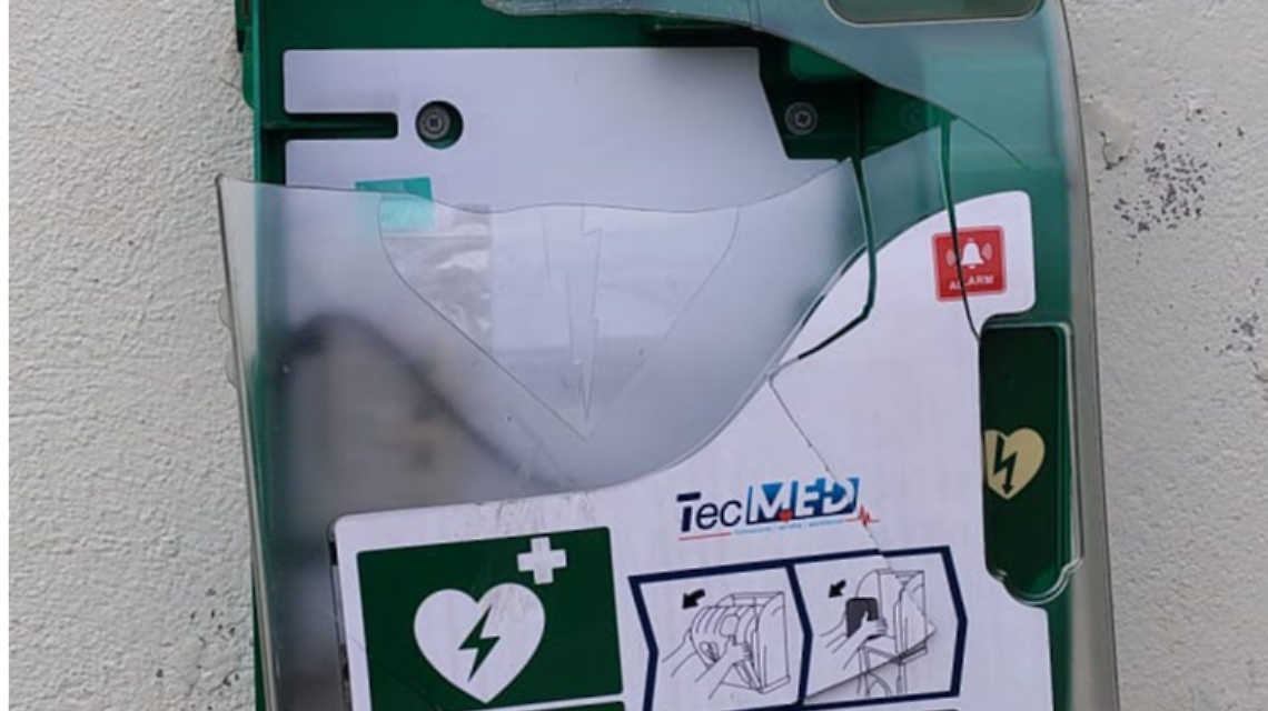 Leini, devastato il defibrillatore in piazza: &ldquo;Un gesto che pu&ograve; costare una vita&rdquo;