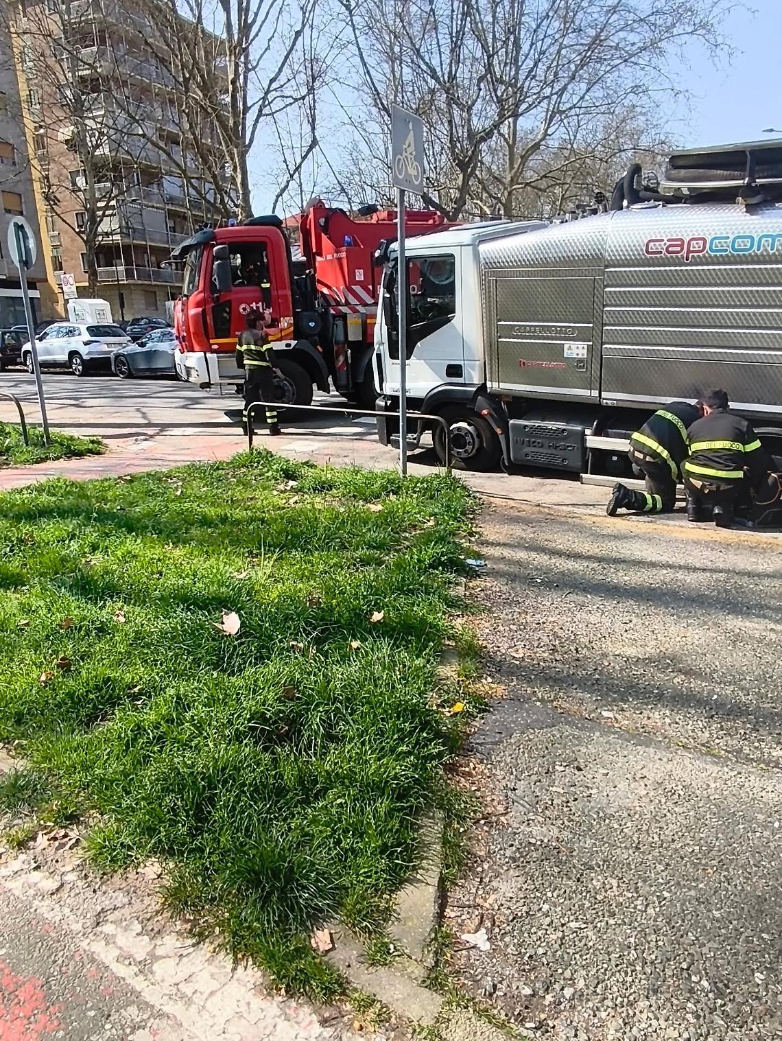 Cisterna sprofonda nell&rsquo;asfalto a Torino: paura a Regio Parco, traffico bloccato e indagini in corso