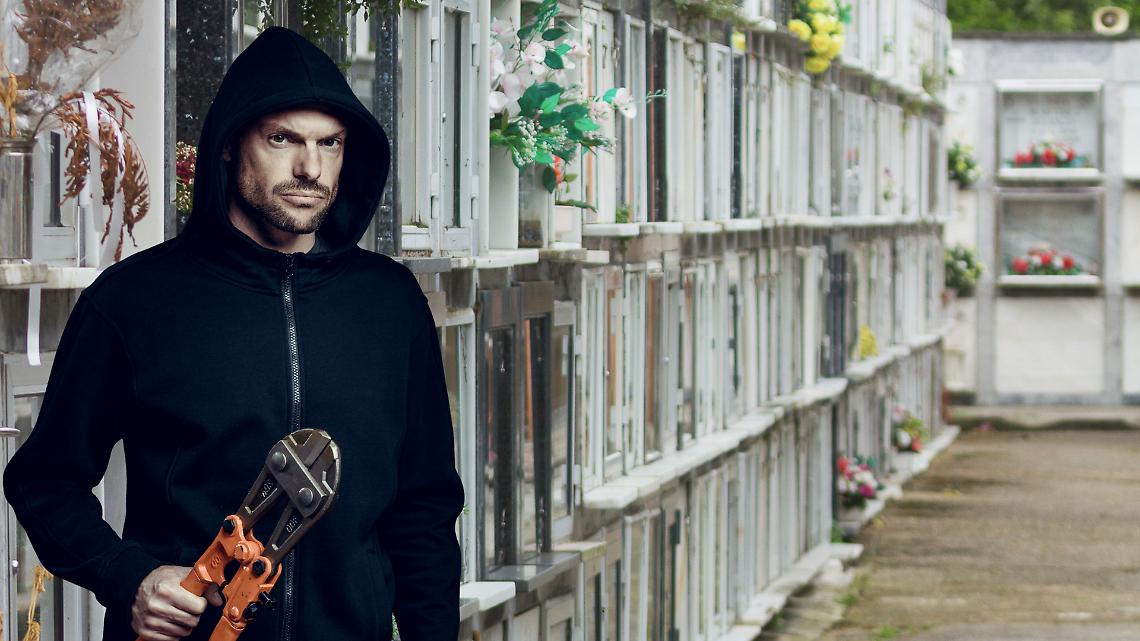 Ladri tra le tombe: a Settimo Torinese smontano le lapidi dei morti