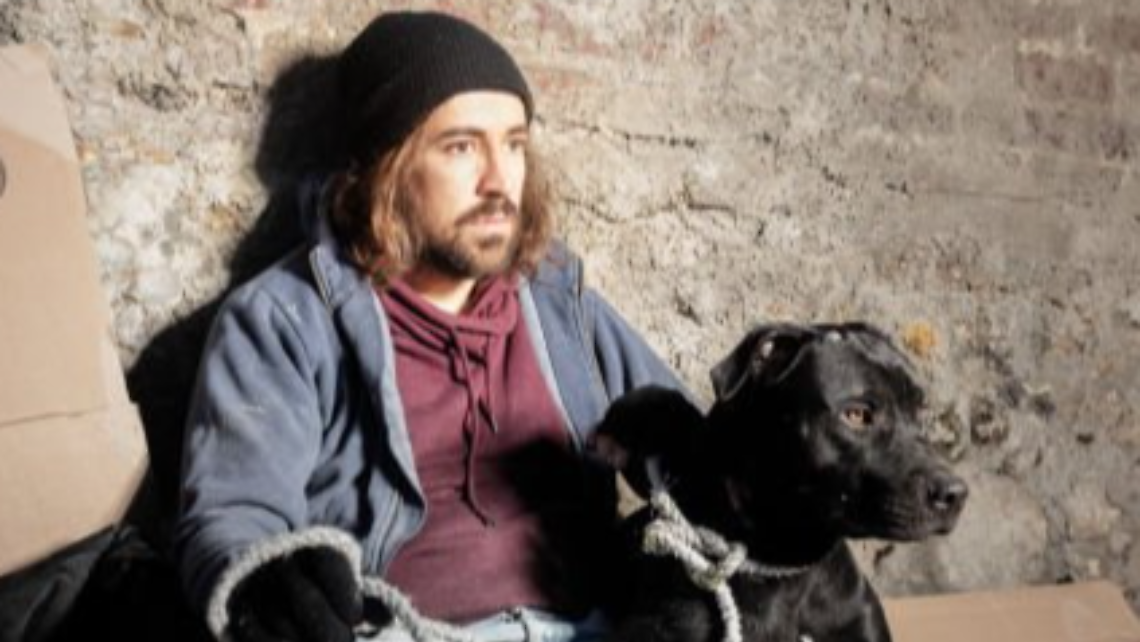 Lui e la sua cagnolina, insieme contro tutto: ora rischiano la strada