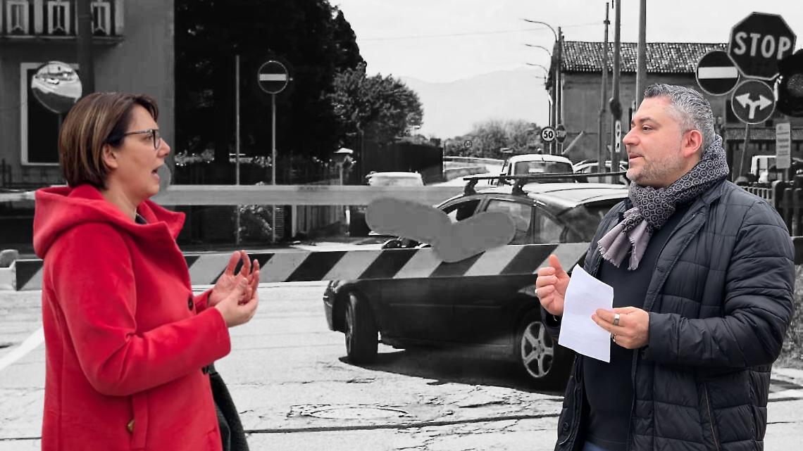 Claudia Buo e Bruno Prest&igrave;a di fronte al passaggio a livello di via Blatta