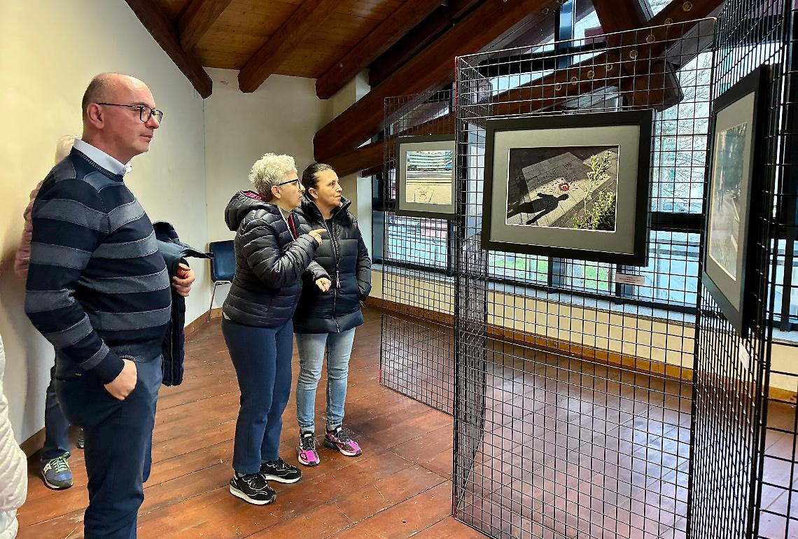&ldquo;Le Rose di Sarajevo&rdquo;, immagini che non lasciano indifferenti: inaugurata la mostra a Lanzo