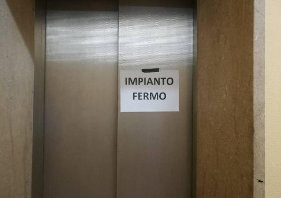 Grugliasco, ascensori ko da 5 mesi: anziani e disabili &ldquo;prigionieri&rdquo; nelle case popolari