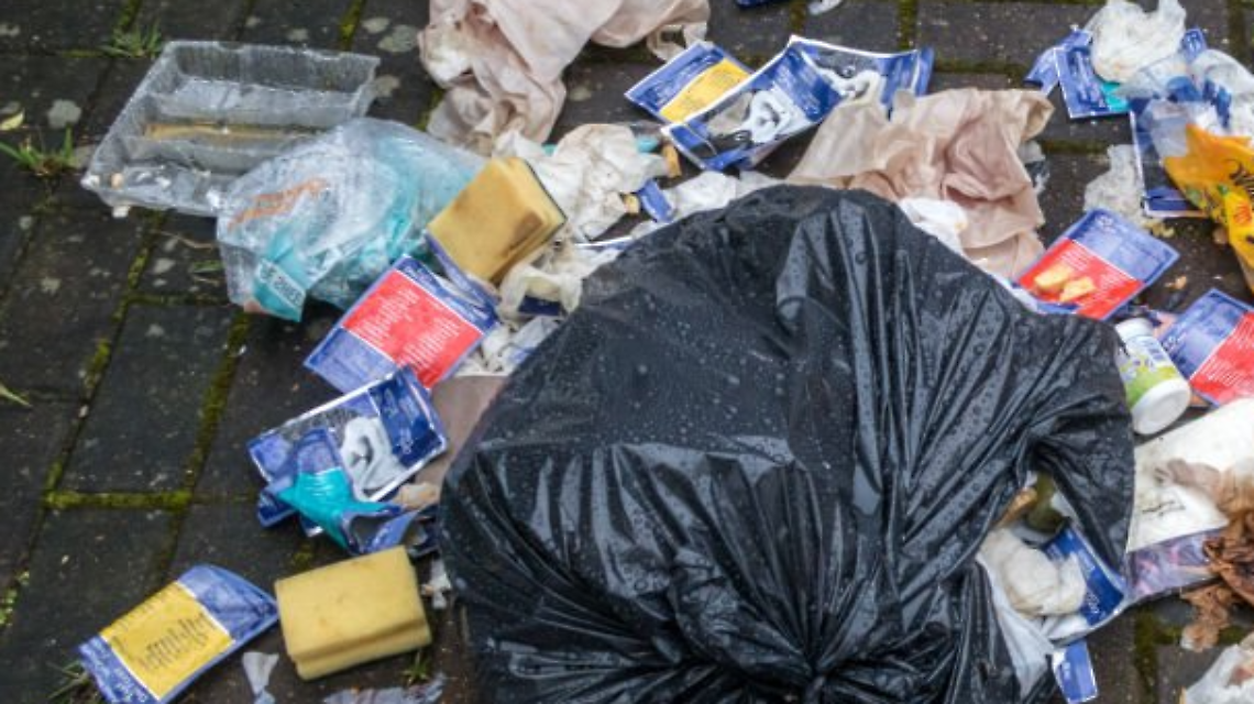 Rifiuti abbandonati? Scoperti i colpevoli dietro il cimitero di Leini