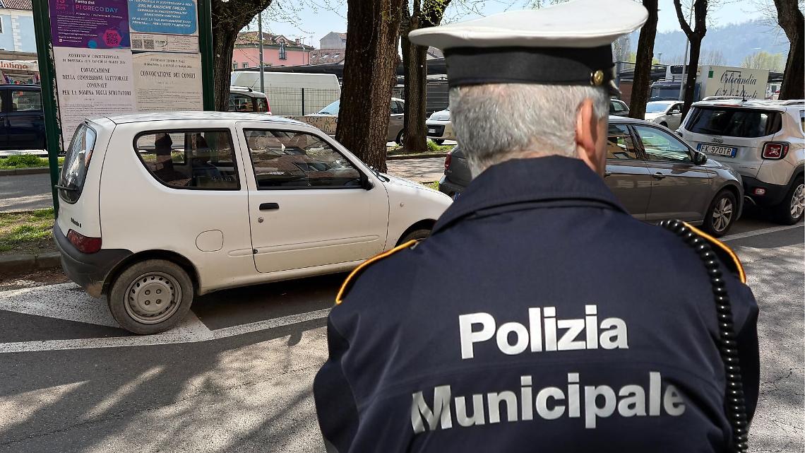Auto multata in via Orti il mercoled&igrave; mattina, la Polizia Municipale precisa: "Non per lo stallo ma per il disco orario"