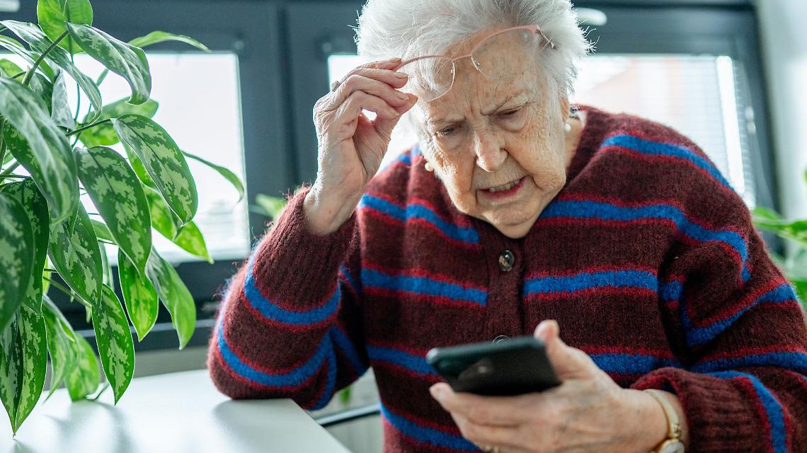 Finto poliziotto svuota i conti