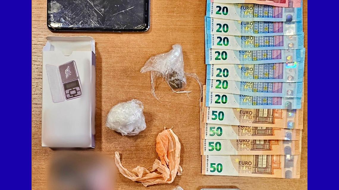 Lancia la droga dalla finestra alla vista della polizia