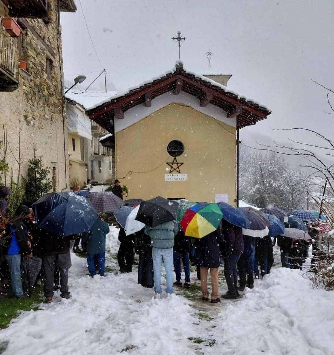 La cappella dell'Annunziata di Fornelli sotto la neve