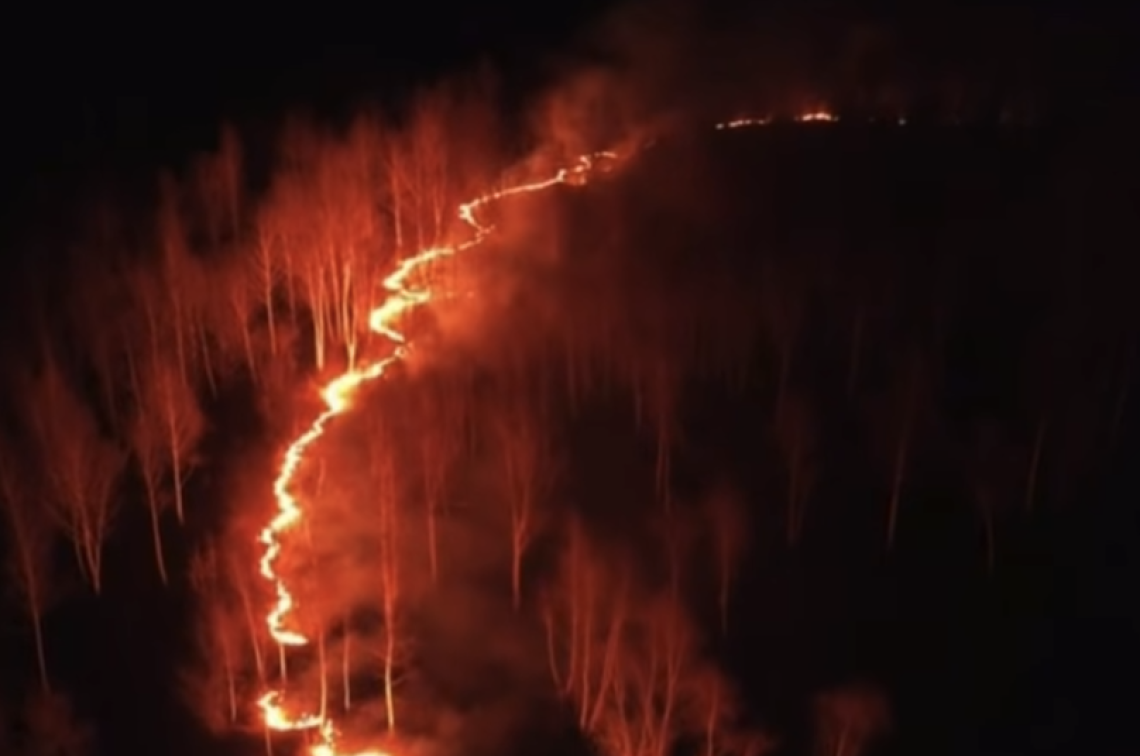 Incendio alla Vauda sotto controllo ma il pericolo resta: vento fino a 100 km/h