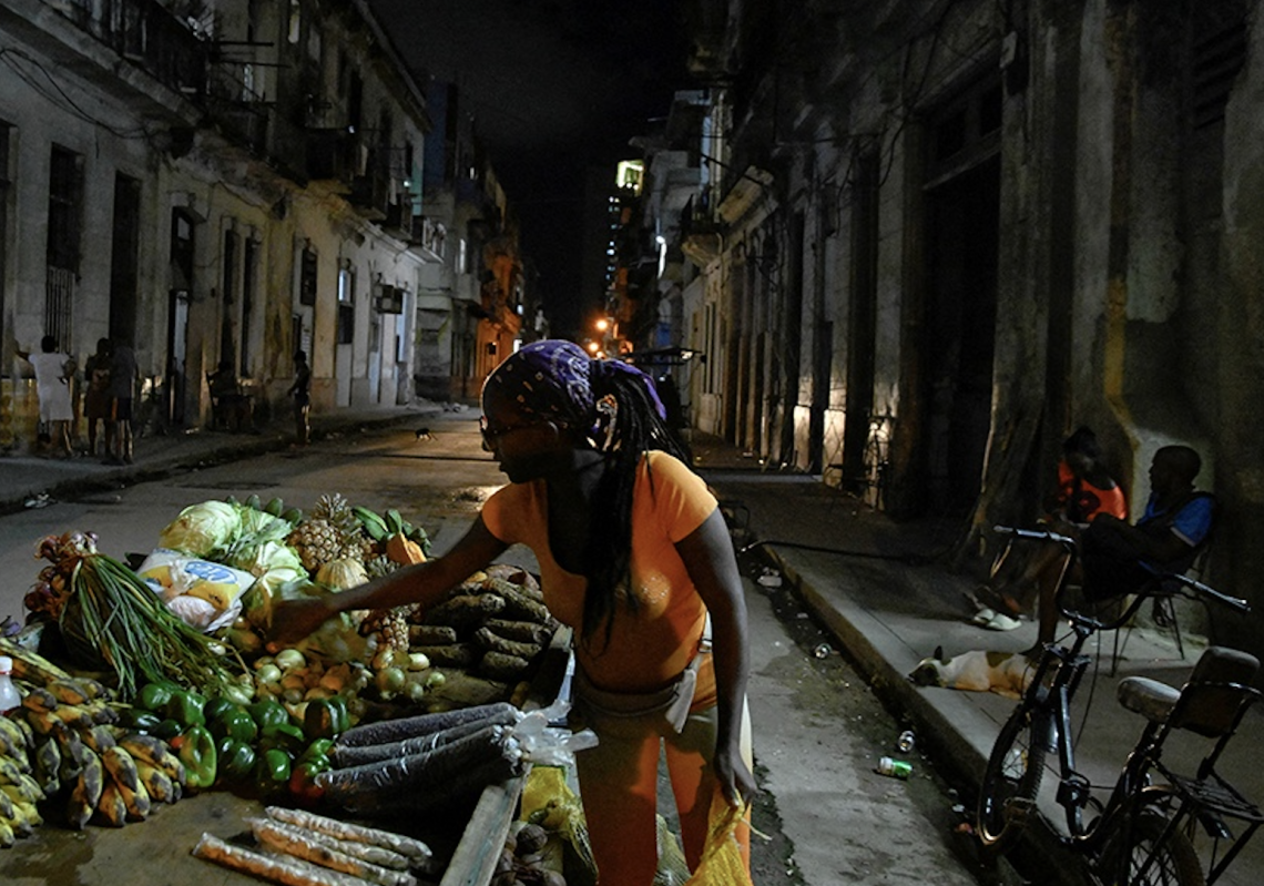 Chi decide quando torna la luce a Cuba, nell&rsquo;isola dai colori accesi e dall&rsquo;energia negata
