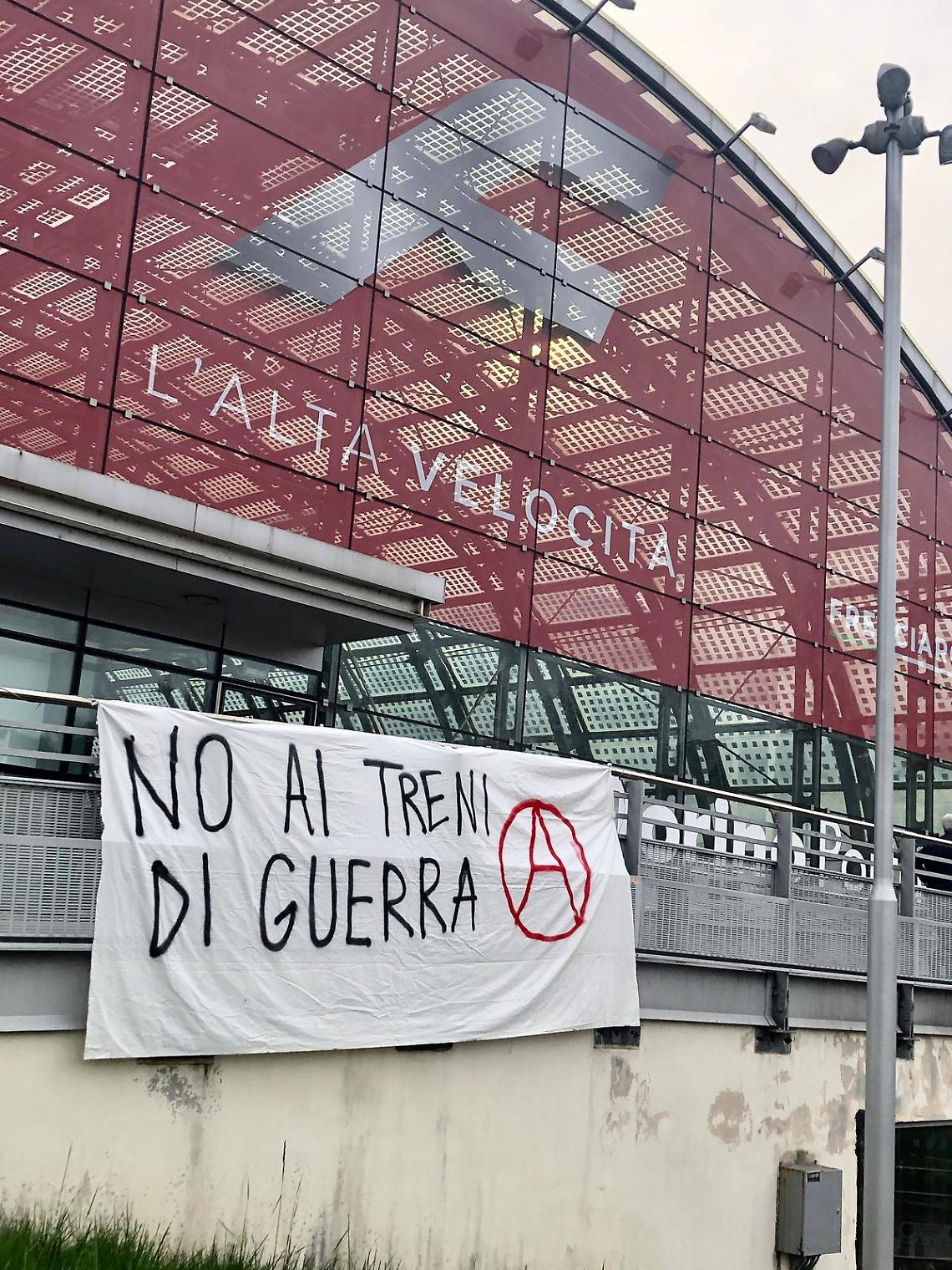 Protesta anarchica a Porta Susa: &ldquo;Le ferrovie al servizio della guerra&rdquo;