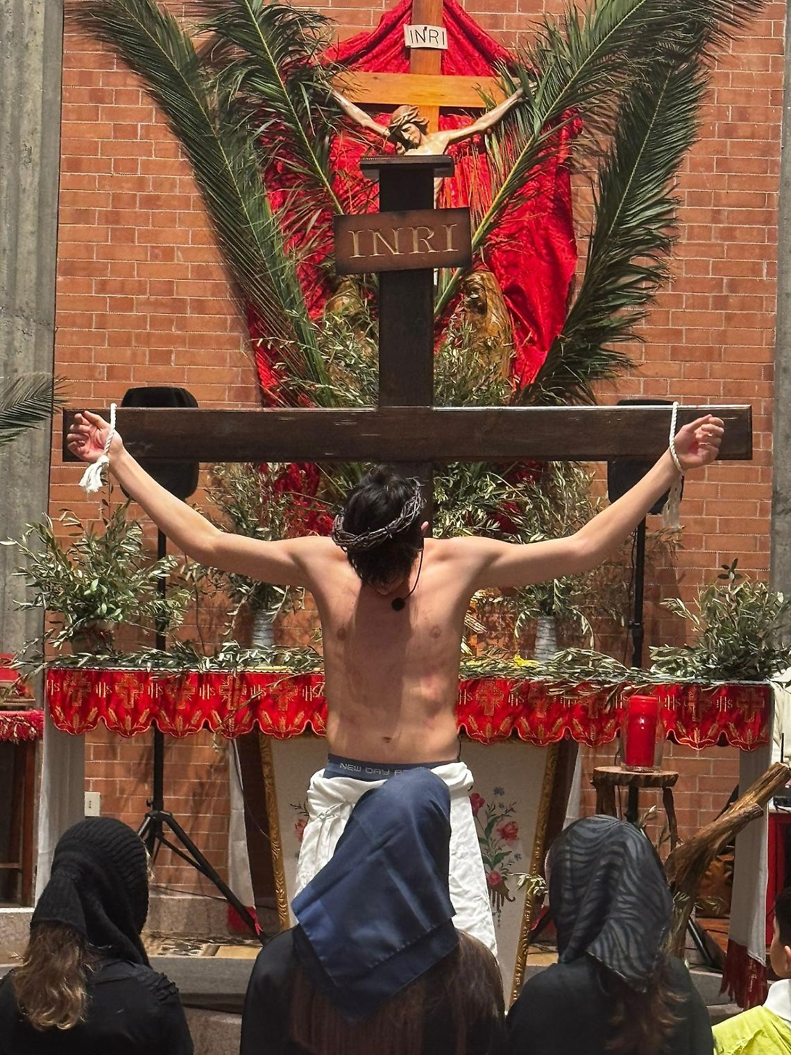 Una Via Crucis diversa dal solito: i giovani conquistano la comunit&agrave;