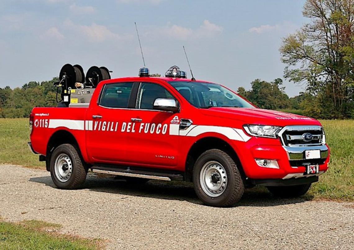 Nuovo mezzo per i Vigili del Fuoco: pick-up operativo per emergenze e incendi boschivi