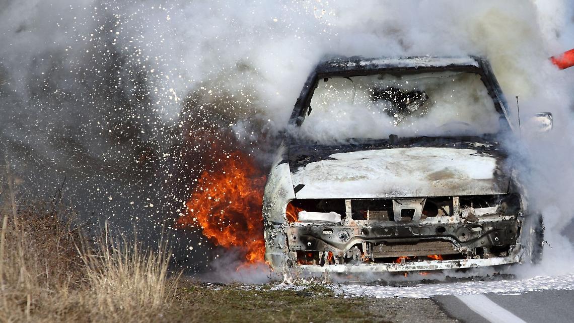 Cadavere in un&rsquo;auto bruciata