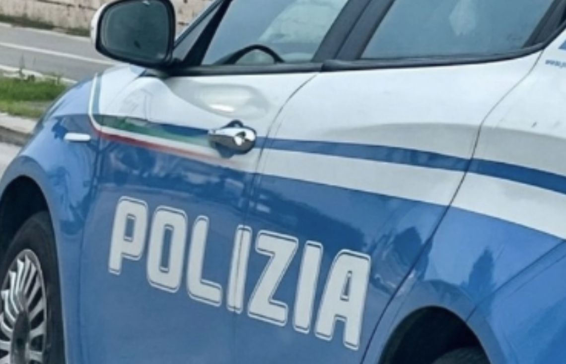 Furto su auto e fuga 