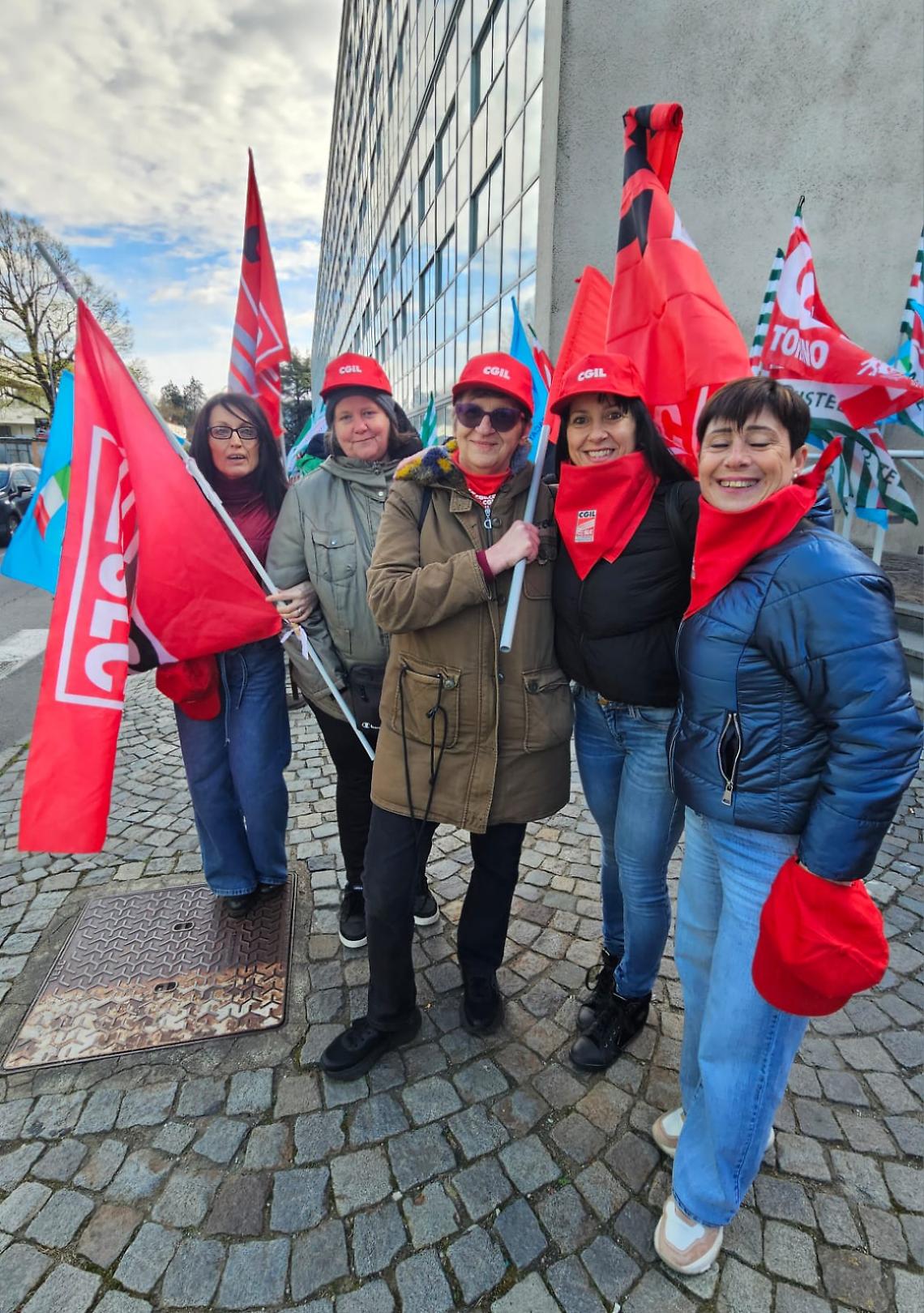 Telecontact, scatta la protesta: &ldquo;Ci tolgono salario e tutele&rdquo;