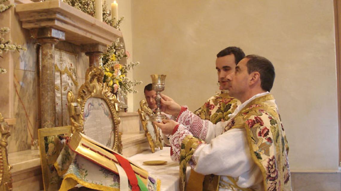 Il vescovo chiude la porta ai fedeli in processione. Chi sono "quelli" del Priorato San Carlo di Montalenghe