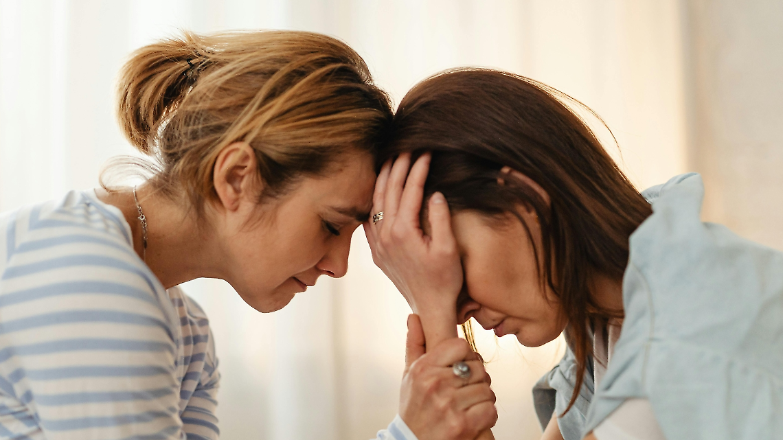 Capricci, silenzi e cellulari: la sfida dei genitori oggi