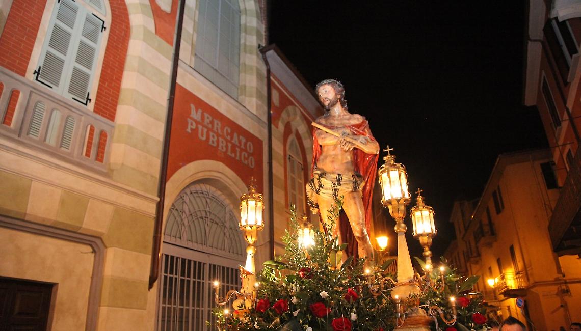 Vercelli si ferma per la Processione delle Macchine: il Venerd&igrave; Santo tra fede e tradizione