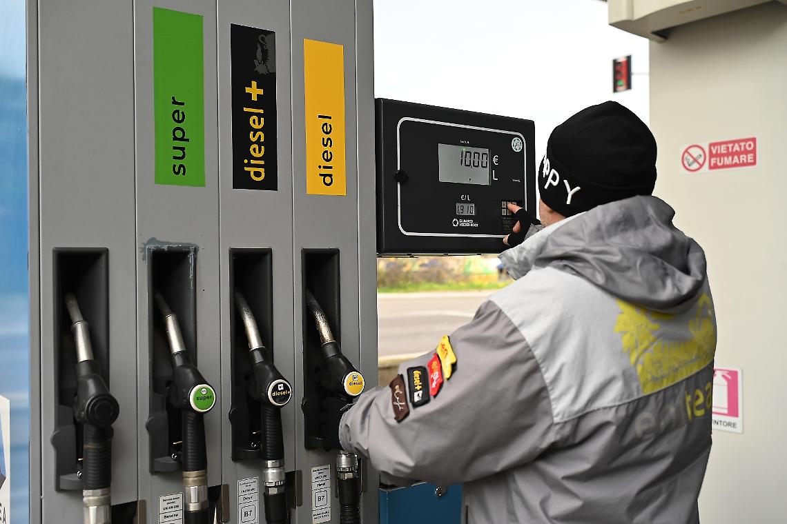Diesel verso i 2,3 euro e oltre. E da met&agrave; aprile potrebbe non trovarsi pi&ugrave;