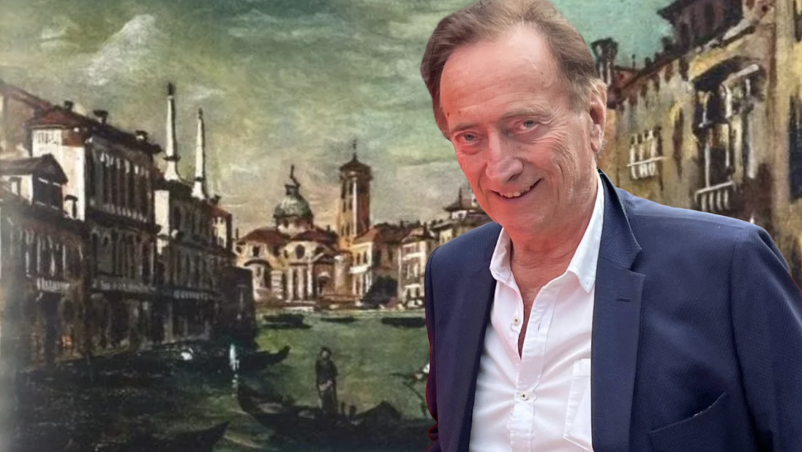 Il giornalista Amedeo Goria con il quadro "Venezia" di Giorgio De Chirico