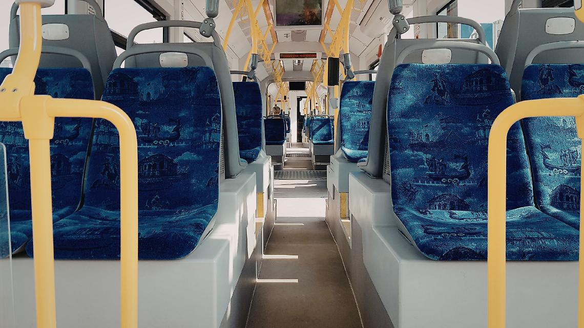 Aggressione sul bus di Alessandria, denunciati due minorenni: il video dei passeggeri svela tutto