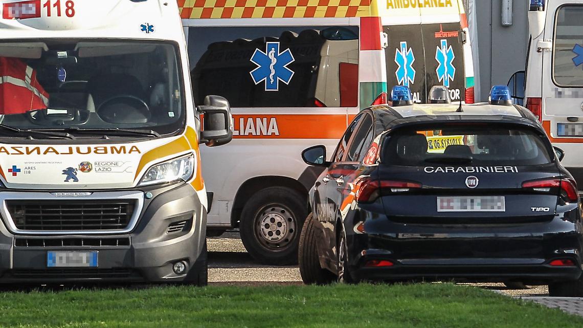 Quarantenne scende in strada per chiedere silenzio: pestato in piazza da un gruppo di giovani