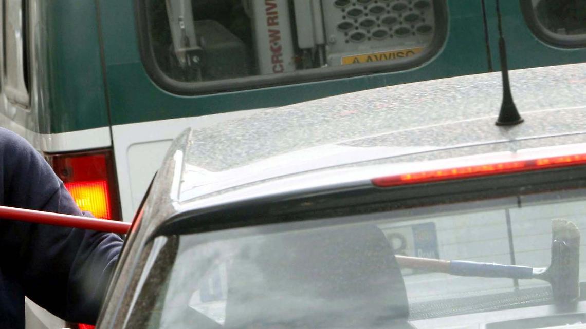 Lavavetri chiede i soldi al semaforo, l'automobilista non glieli: si sfoga prendendo a calci e pugni l'automobile