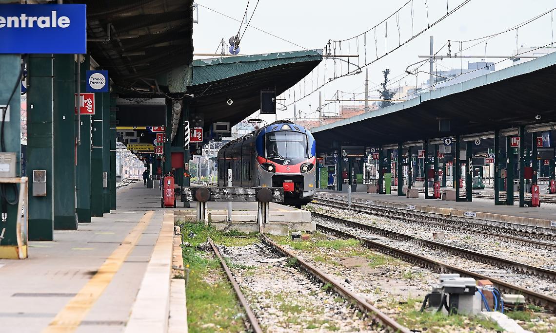 Persone sui binari a Torino Porta Nuova: rallentamenti e treni deviati fino a 80 minuti di ritardo