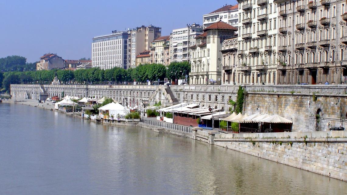 Si lascia cadere nel Po ai Murazzi: muore un 88enne a Torino 