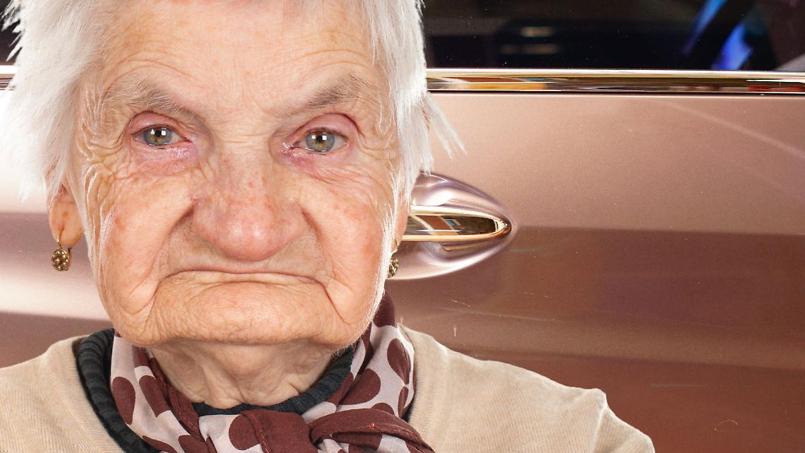 Finta strisciata all&rsquo;auto per truffare un&rsquo;anziana: la nonnina non ci casca e il raggiro fallisce