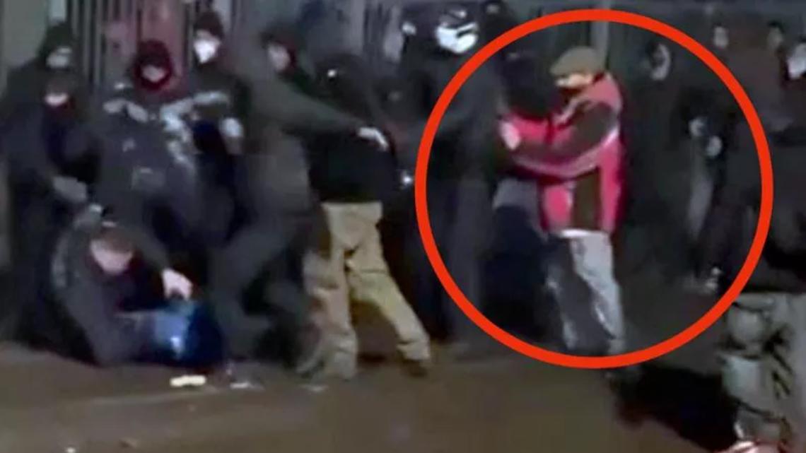 Il pestaggio dell&rsquo;agente sabato. Simionato ha il giubbotto rosso 