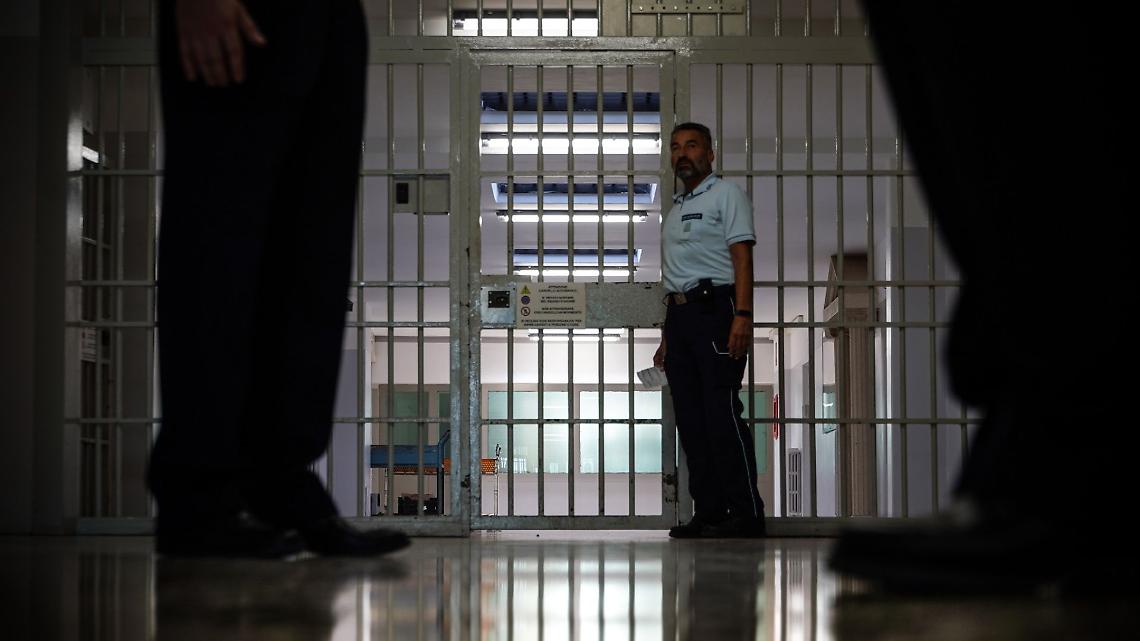 Evade durante la licenza premio: nuovo caso ad Alba, scatta l&rsquo;allarme carceri