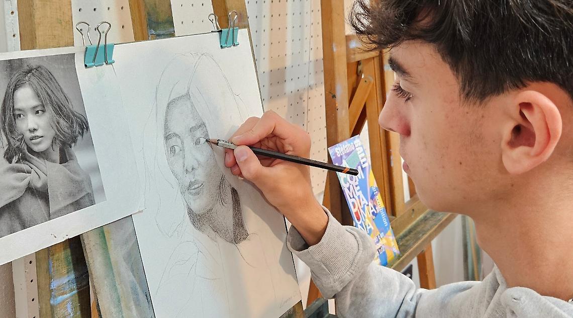 Un giovane artista all'opera