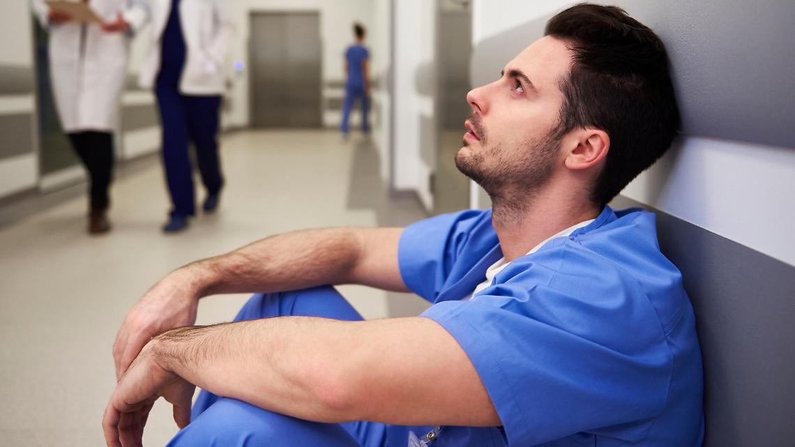 Gli infermieri alzano la voce: "Non siamo disponibili a lavorare gratis. Il tempo del dialogo &egrave; finito"