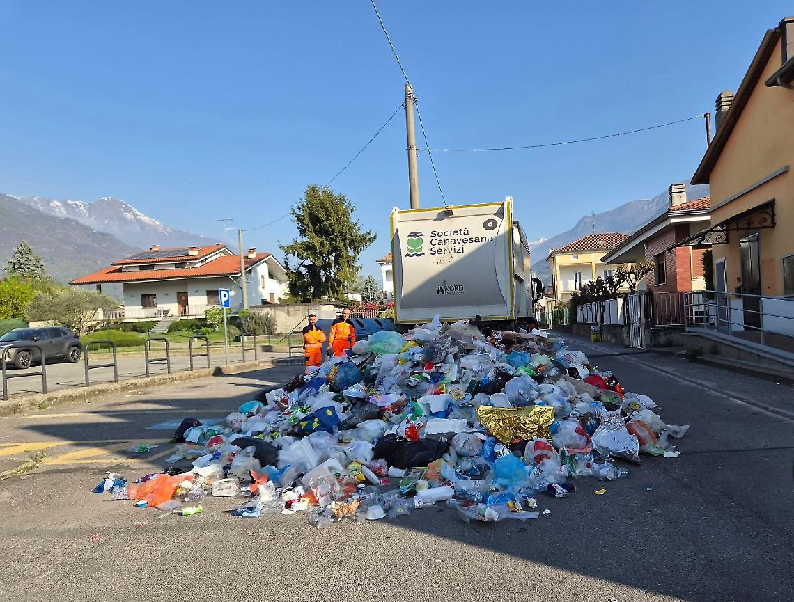 Rifiuti sull&rsquo;asfalto 