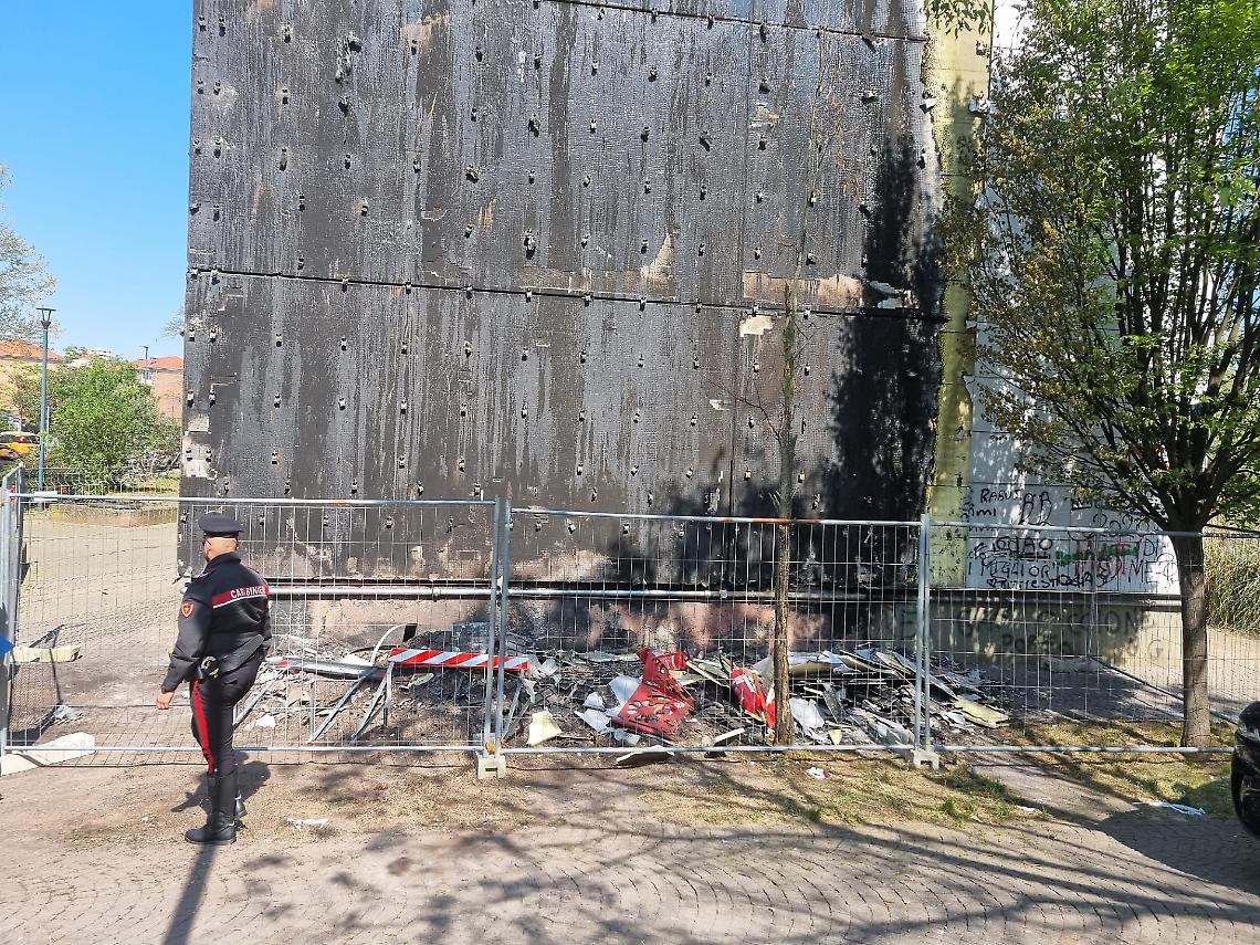 Incendio in via Artom a Torino: arrestata una 24enne. Dava fuoco ai rifiuti per riscaldarsi