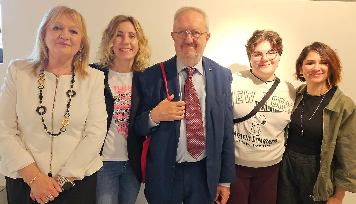 Giuseppe Busso e Annamaria Gonella dell'Unitre di Chivasso insieme ad Alessandra Sgura, Virginia Mussolin e Federica Leone di Prisma Laboratorio Artistico all'inaugurazione della mostra