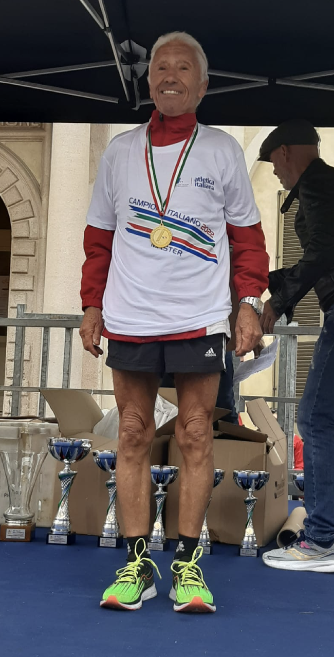 Giuseppe Damato ce l'ha fatta: a 90 anni fa il record del mondo  alla Maratona di Milano